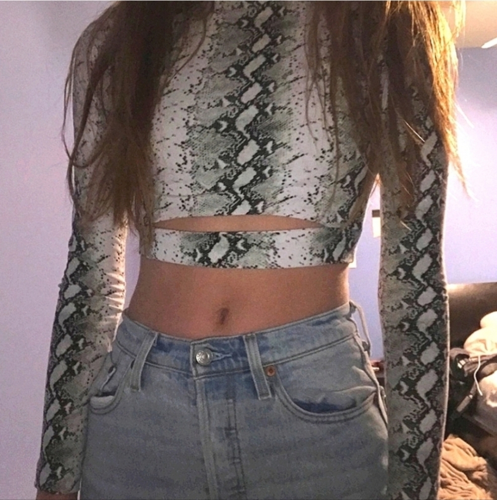 Rue21 Women's Snake Print Cut-Out Top Size Medium - Picture 4 of 9